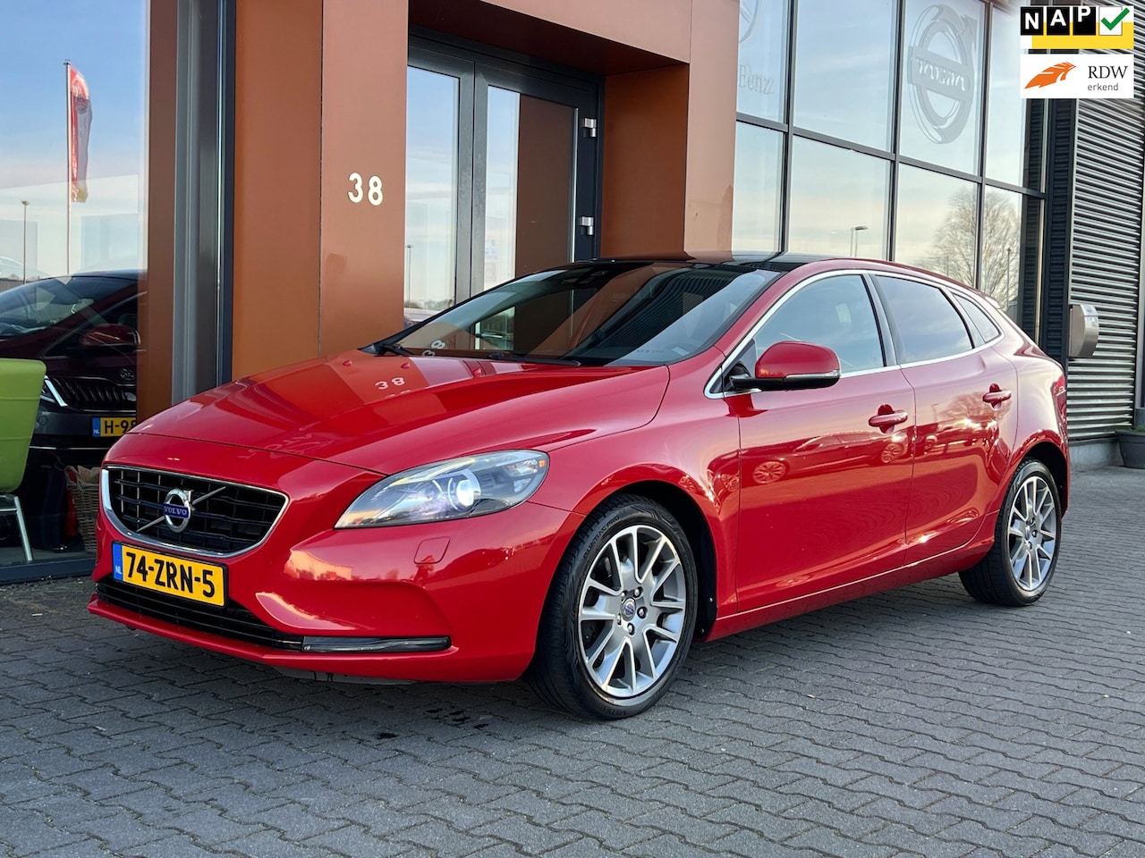 Volvo V40 - 1.6 T3|Leer|Xenon|Camera+PDC|Bluetooth|Panodak| - AutoWereld.nl