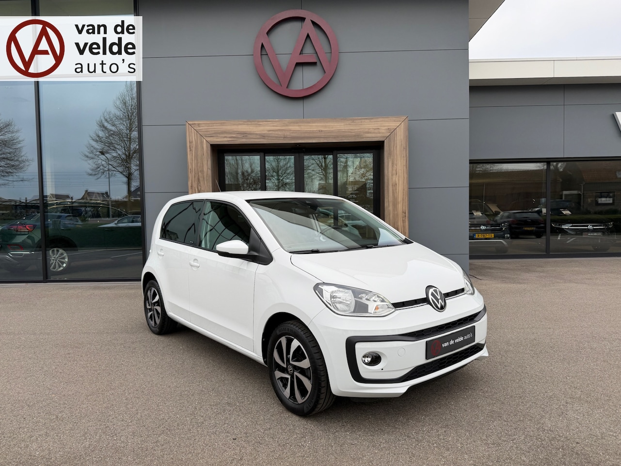 Volkswagen Up! - 1.0 Active 5-deurs | Lichtmetalen velgen | Mistlampen | Extra getint glas | Leder stuurwie - AutoWereld.nl