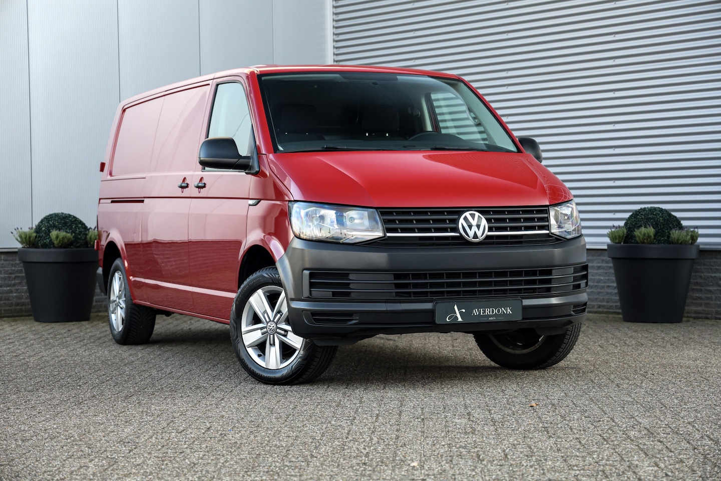 Volkswagen Transporter - 2.0 TSI L2H2 Comfortline Benzine Camera|Trekhaak|Airco - AutoWereld.nl