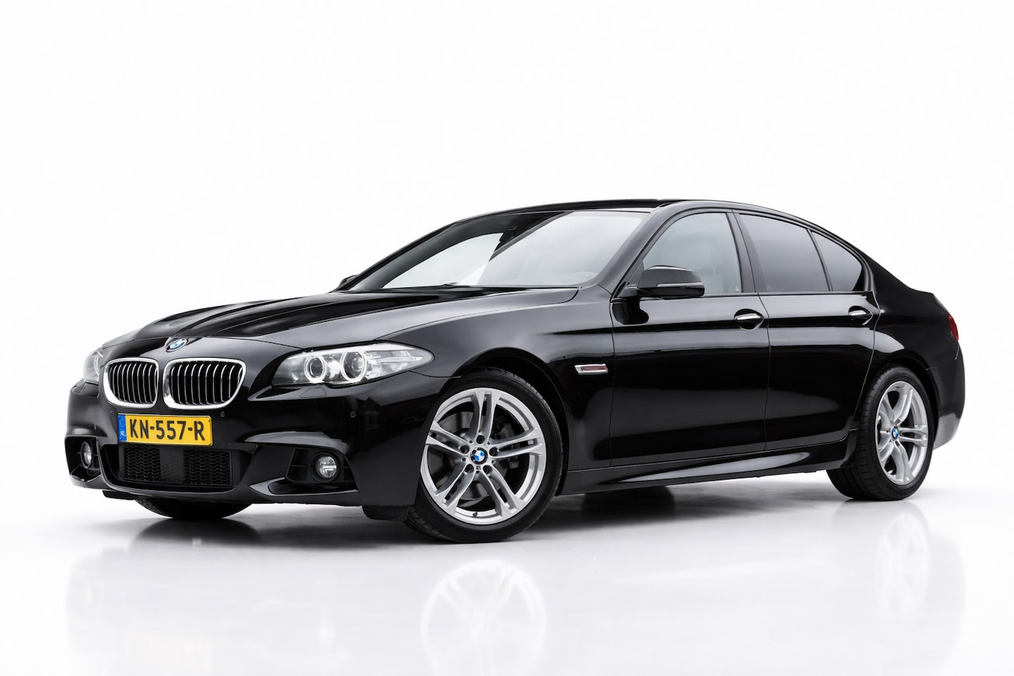 BMW 5-serie - 520i M Sport | SCHUIFDAK | CAMERA | LEDER | NAP | ADAPT. CRUISE | STOELVERWARMING - AutoWereld.nl