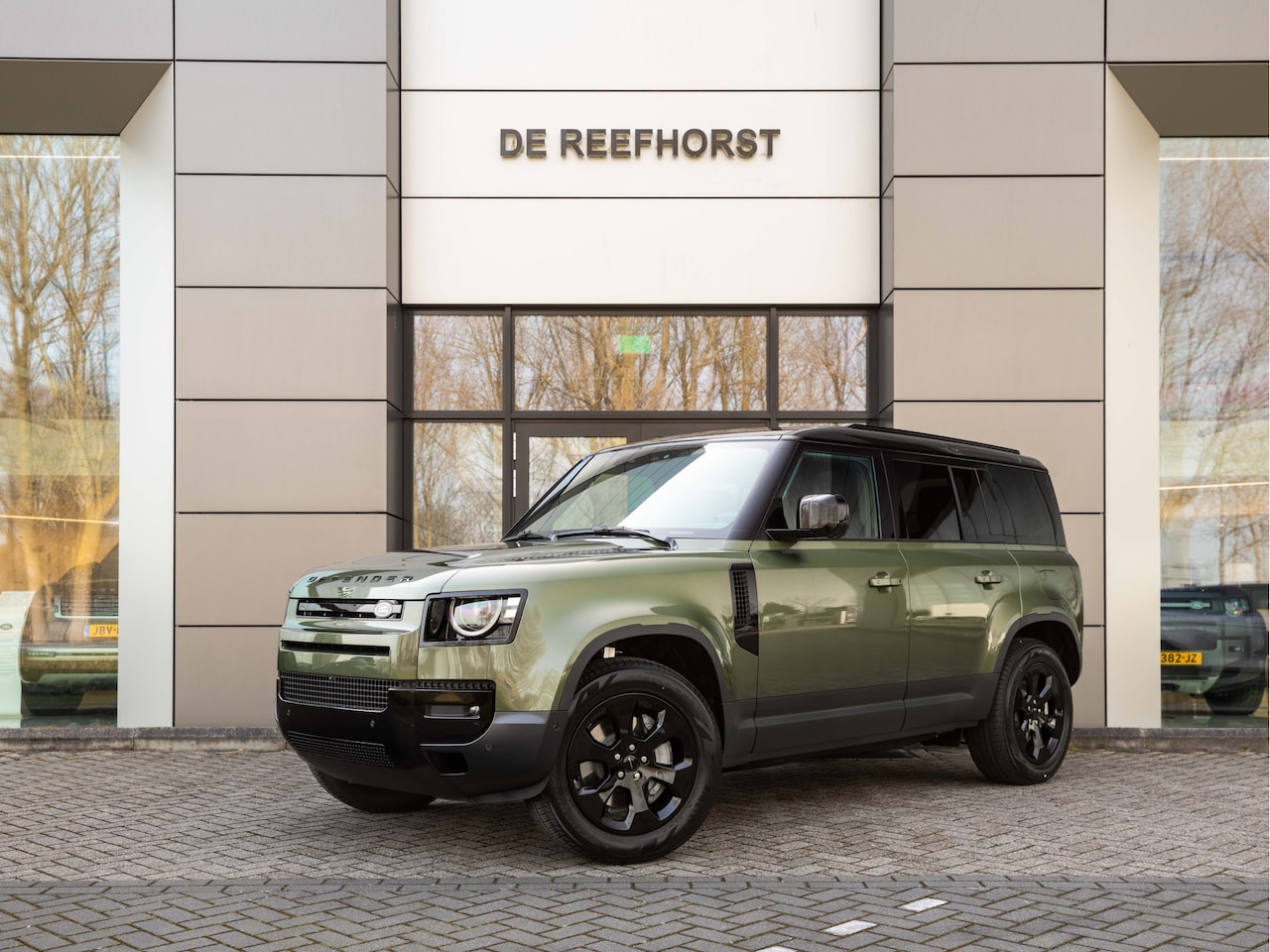 Land Rover Defender 110 - P300e 110 Forest Edition | Torque Vectoring | Meridian™ Sound System | Detachable tow bar - AutoWereld.nl
