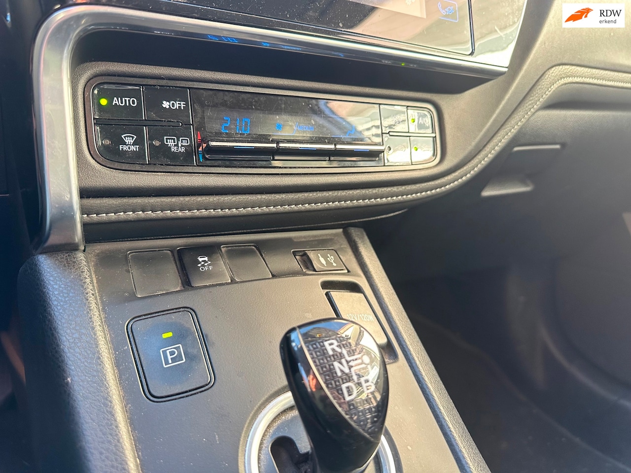 Toyota Auris Touring Sports - 1.8 Hybrid Black Edition | AIRCO | CRUISE | NAVI | GLASS - AutoWereld.nl