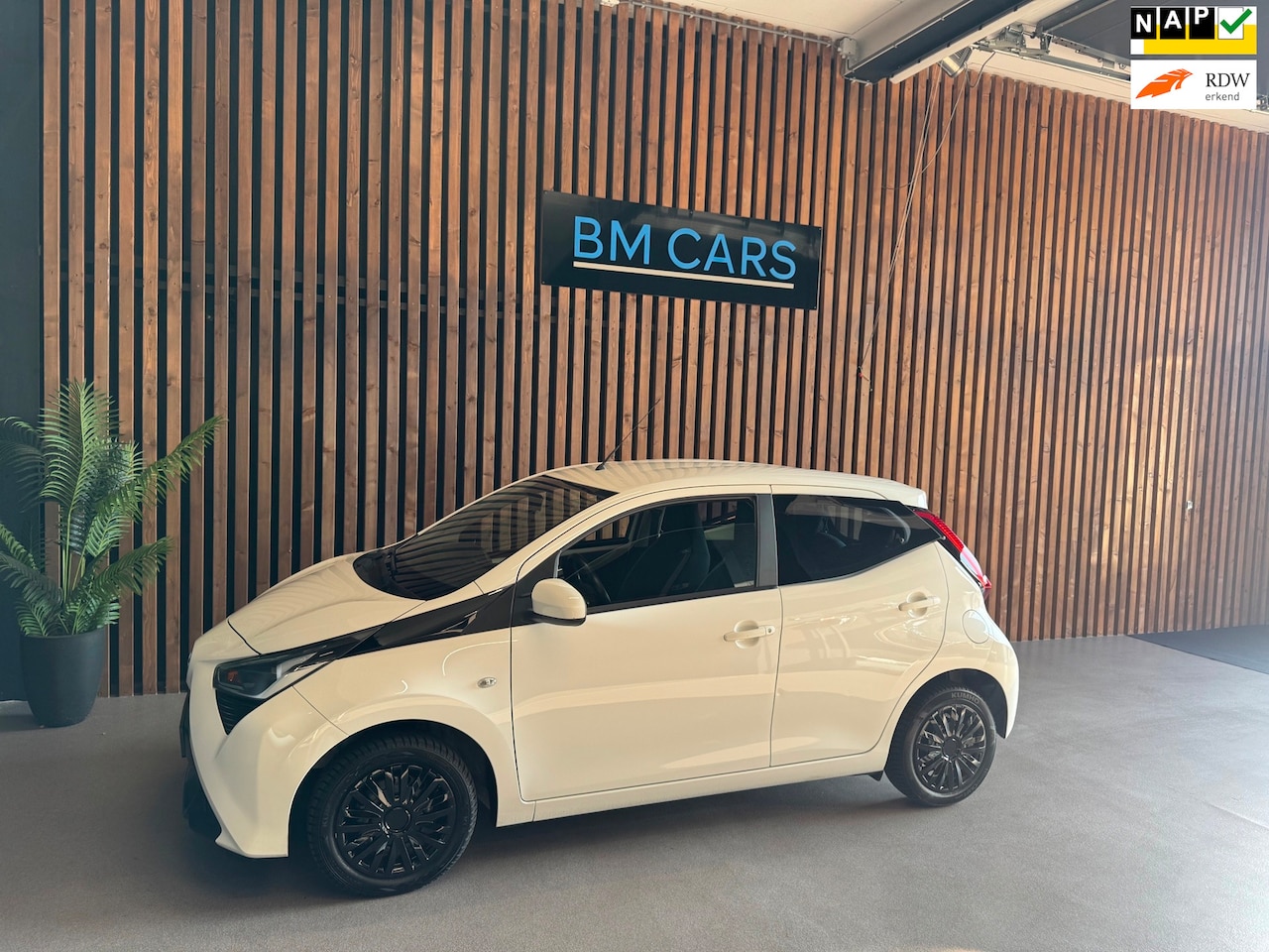 Toyota Aygo - 1.0 VVT-i x-play Airco, Camera,led - AutoWereld.nl