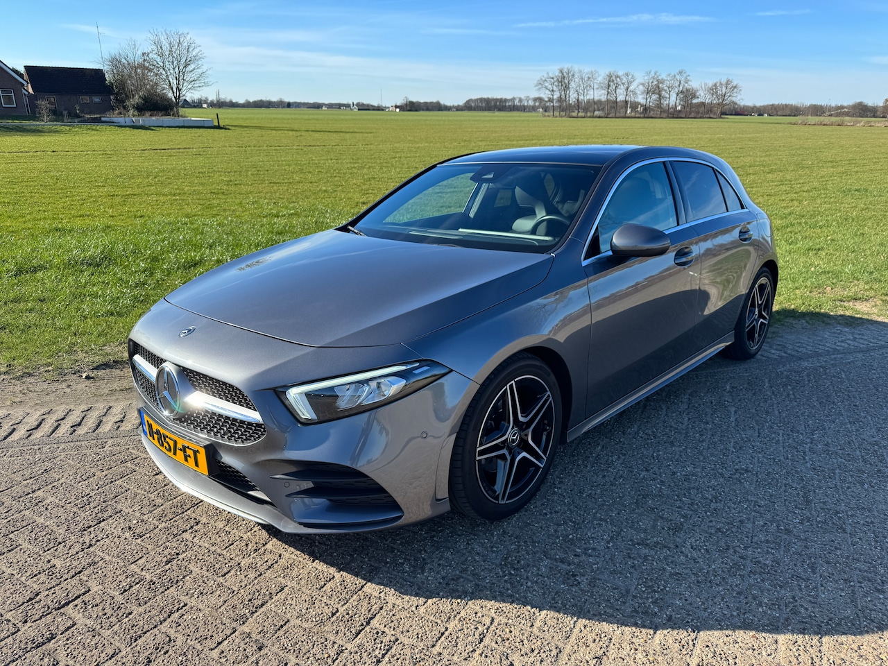 Mercedes-Benz A-klasse - 200 Premium Plus o.a. digitaal dashbord, Carplay, keyless start, panorama dak en sfeer verlichting - AutoWereld.nl
