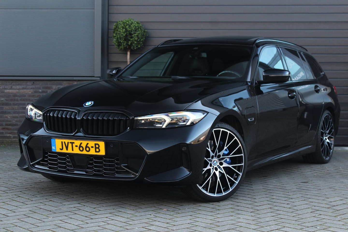 BMW 3-serie Touring - 330e | Panoramadak | M Schaalstoelen | H+K | HUD | Adaptieve cruise Control | LED | - AutoWereld.nl