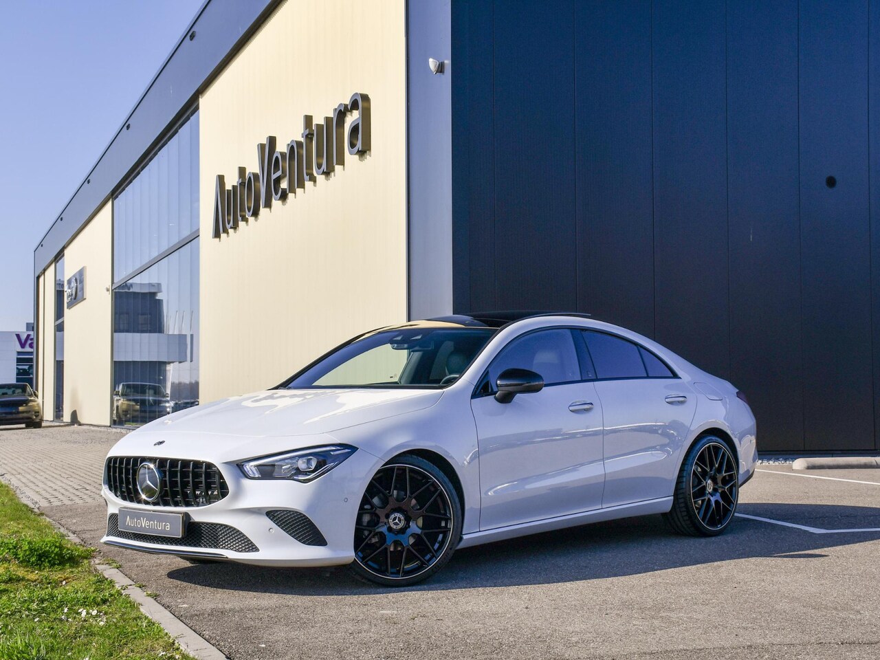 Mercedes-Benz CLA-Klasse - 180 AMG Line | Klep in uitlaat! | Panorama dak | 20'' AMG Velgen | Adapt. Cruise Control | - AutoWereld.nl