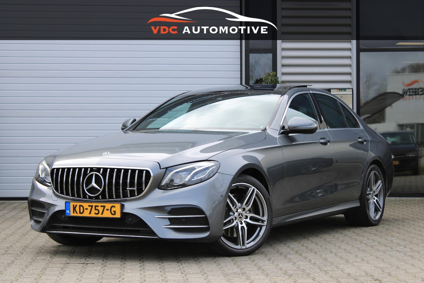 Mercedes-Benz E-klasse - 220d AMG Pano | Alcantara Hemel | Multibeam LED | Zonnerollo’s | Trekhaak | Camera - AutoWereld.nl