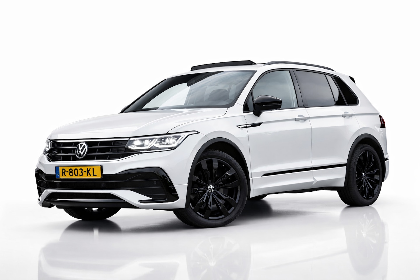 Volkswagen Tiguan - 1.5 TSI R-Line | BLACK STYLE | PANORAMADAK | NAP | CAMERA | IQ LIGHT - AutoWereld.nl