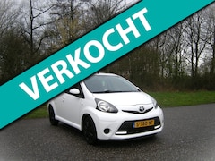 Toyota Aygo - 1.0 VVT-i Aspiration . 5 Drs . AUTOMAAT . flippers op het stuur . Airco . enz