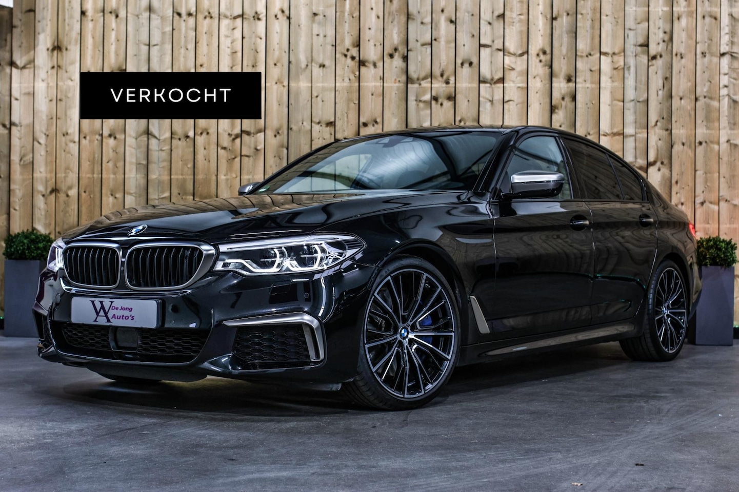 BMW 5-serie - M550i xDrive *Nachtzicht*Massage*H/K*360 Camera*Trekhaak* - AutoWereld.nl