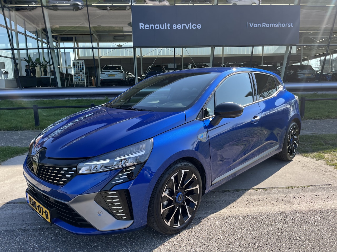 Renault Clio - 1.6 E-Tech Full Hybrid 145 esprit Alpine / 360' Camera / Apple Carplay - Android Auto / Bl - AutoWereld.nl