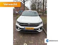Volkswagen T-Roc - 1.5 TSI R-Line 150pk Business Automaat | Panorama schuifdak | Trekhaak | Digitaal cockpit