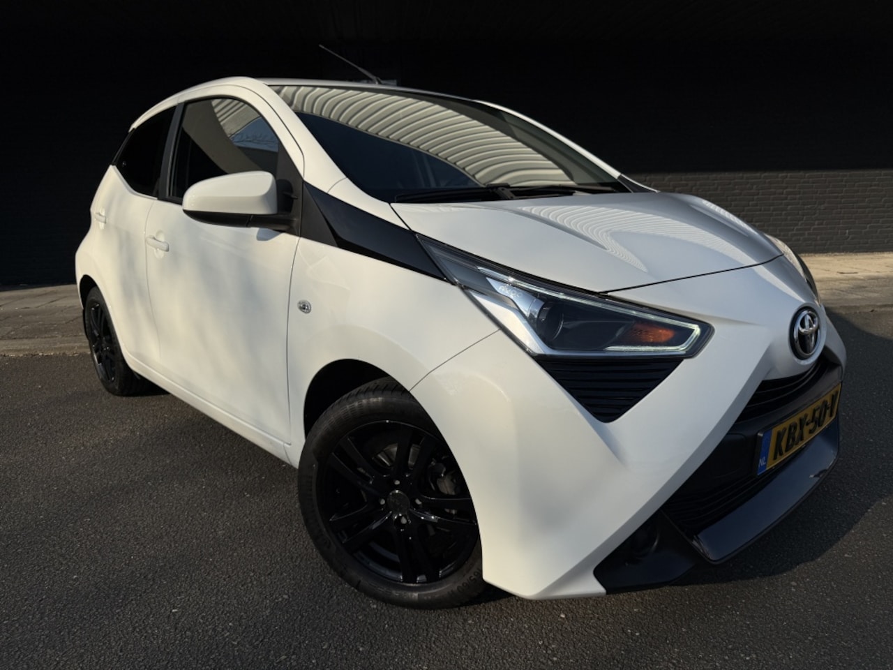 Toyota Aygo - 1.0 X-play - 22.000km - Dealeronderhouden - Carplay - - AutoWereld.nl