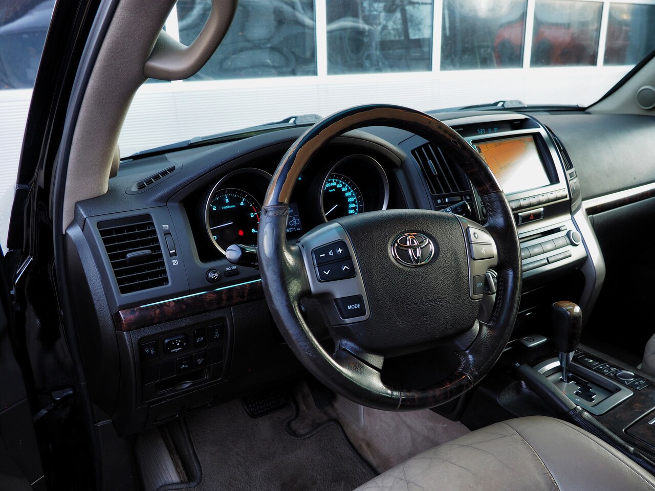 Toyota Land Cruiser 200 - SERIES) V8 4.5 D-4D Executive LUXE! GRIJS K. LEDER