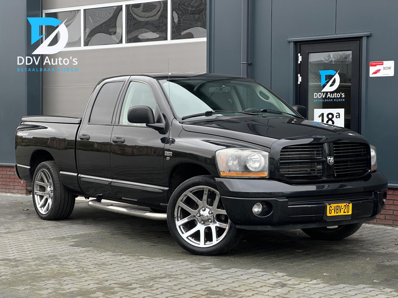 Dodge Ram 1500 - 5.7 V8/345pk Night Runner|Trekhaak|Camera|Leder|Navigatie|22" Chrome Velgen - AutoWereld.nl