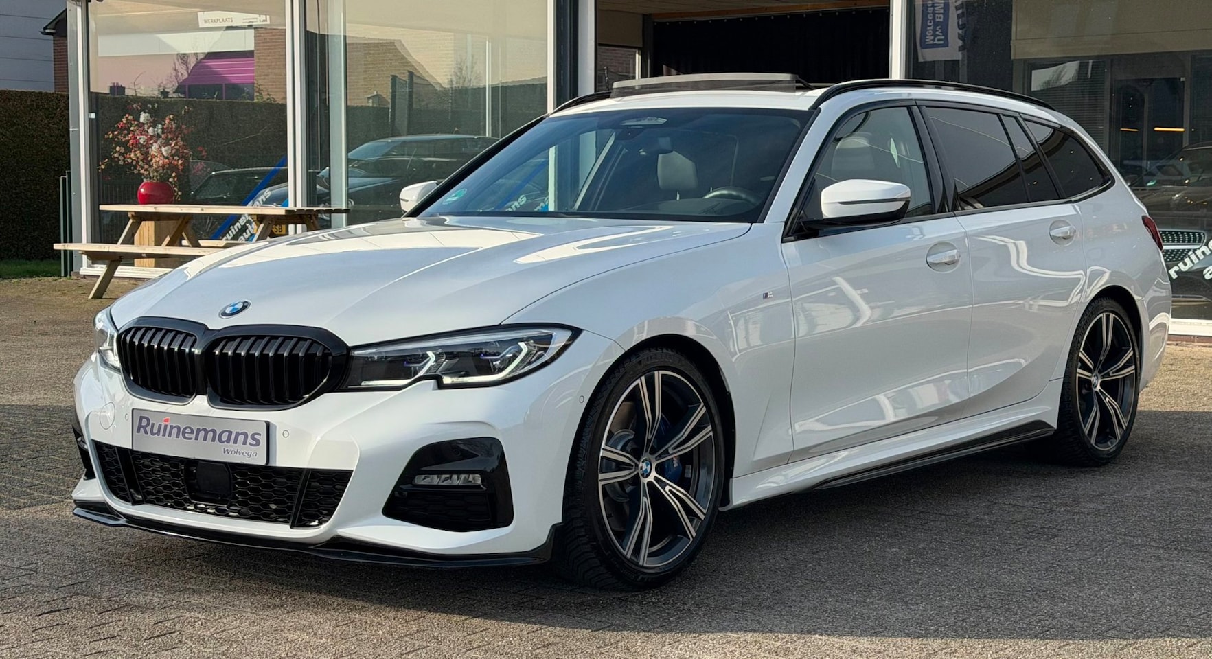 BMW 3-serie Touring - 330i M-SPORT / PANO / LASER / TREKHAAK / MEMORY - AutoWereld.nl