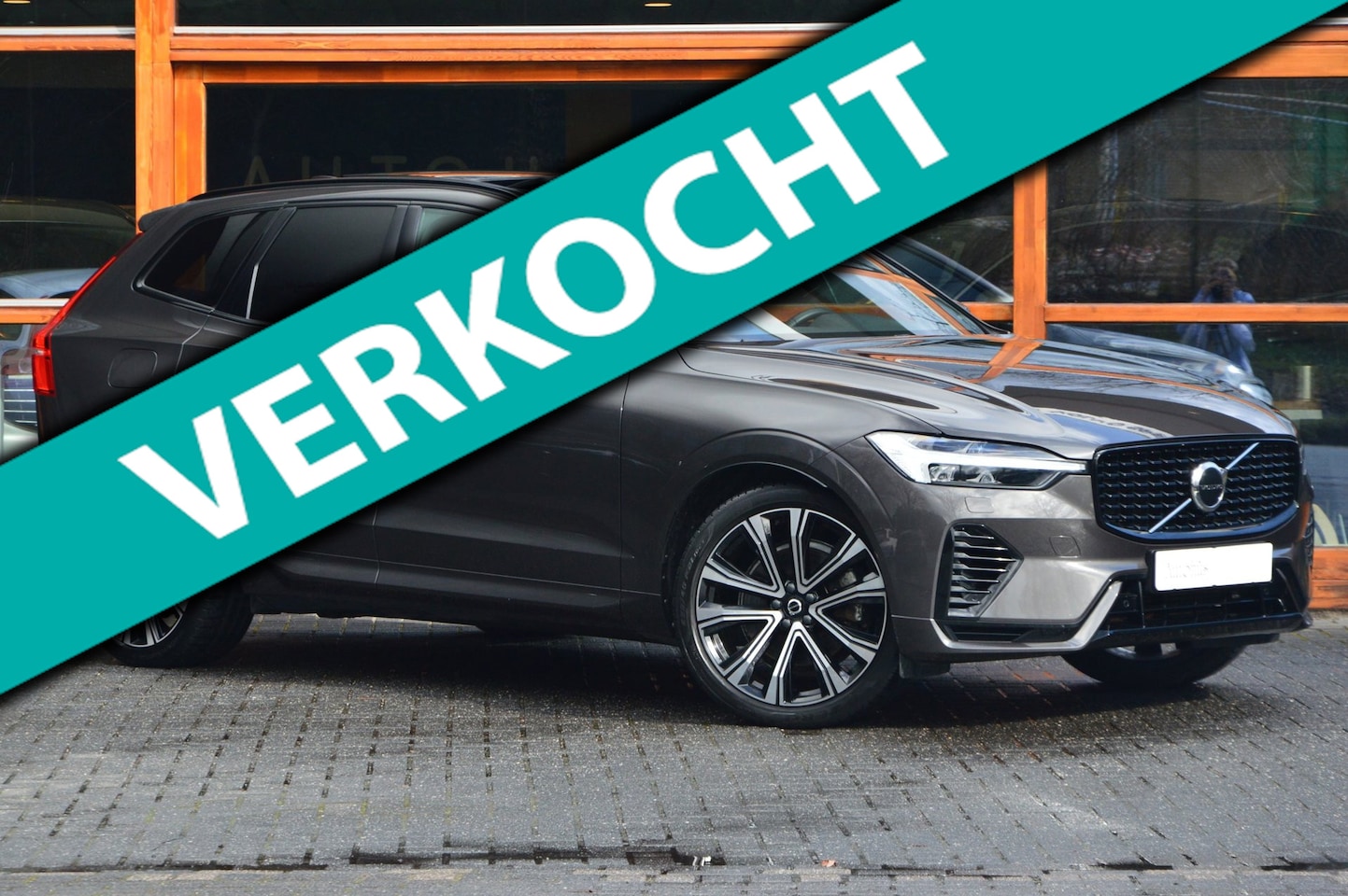 Volvo XC60 - T6 Hybride AWD Plus Dark LONG RANGE | Luchtvering | Panoramadak | Trekhaak | Camera | Stoe - AutoWereld.nl