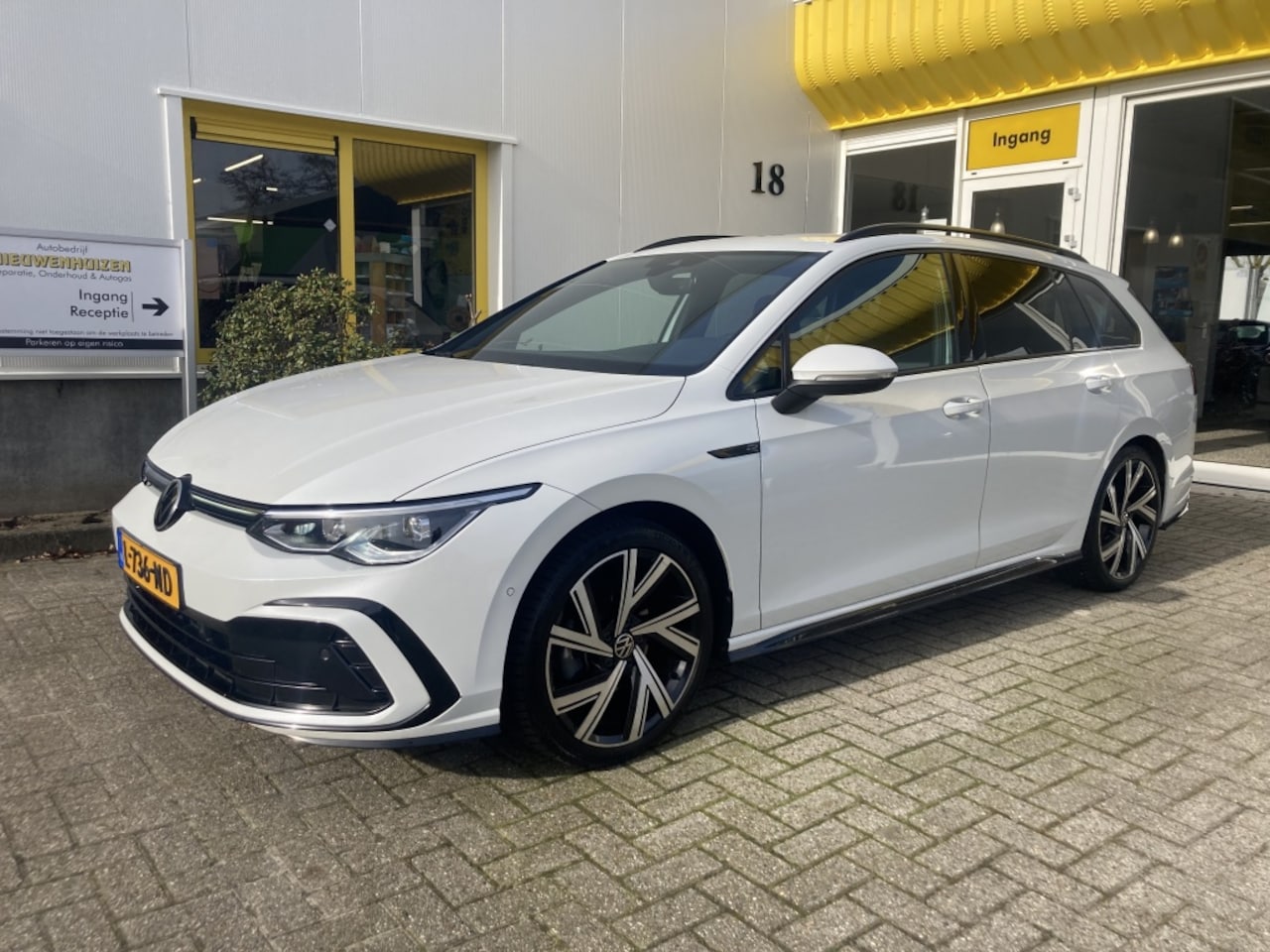 Volkswagen Golf Variant - 1.5 e-TSI 3 X R-Line 180PK Automaat Trekhaak - AutoWereld.nl