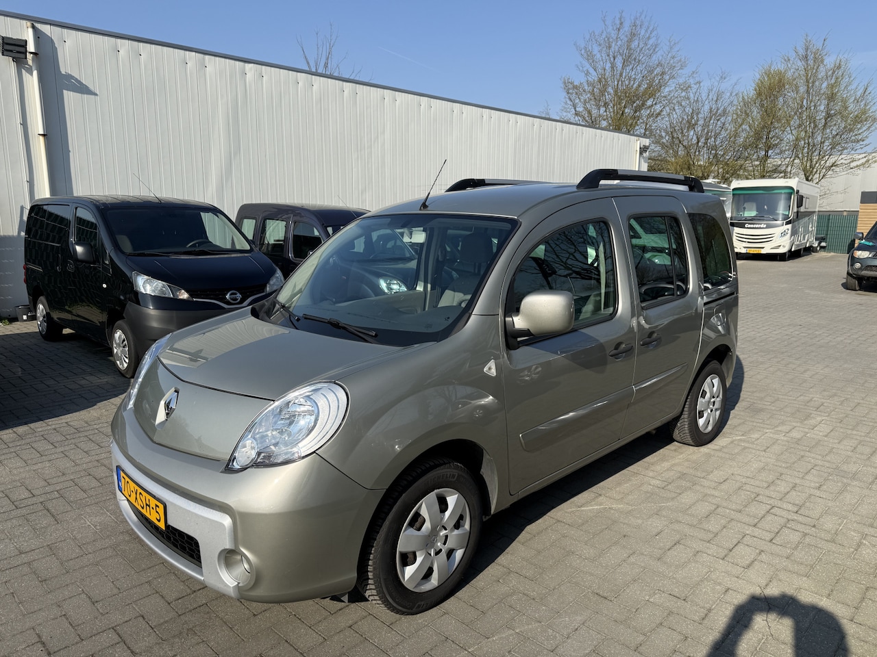 Renault Kangoo Family - 1.6-16V Privilège AUTOMAAT - Rolstoelauto - Bodemverlaging - Knielsysteem - Luchtvering - - AutoWereld.nl