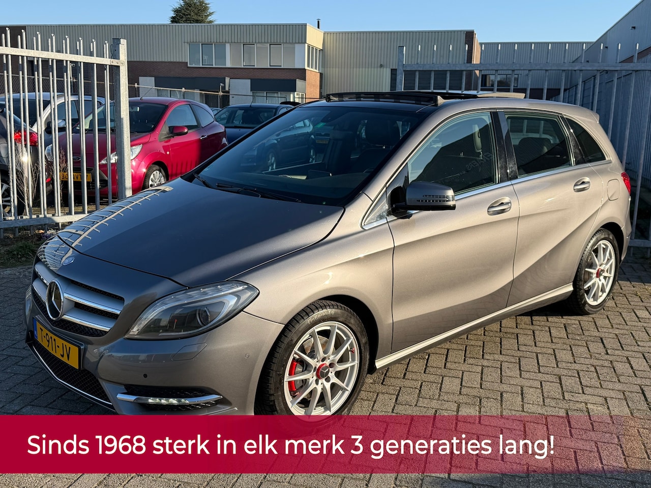 Mercedes-Benz B-klasse - 180 Ambition HOGE INSTAP! PANORAMA l LEER l XENON l NAVI l AIRCO l PDC l LED! NIEUWSTAAT! - AutoWereld.nl