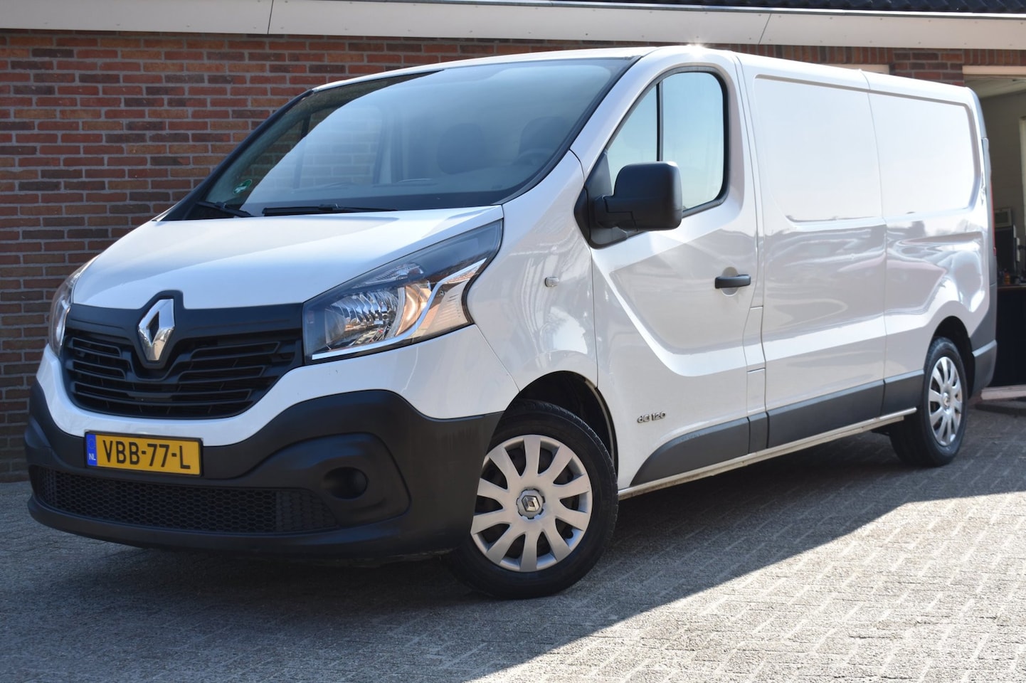 Renault Trafic - 1.6 dCi T29 L2H1 Générique '17 Airco Navi Cruise - AutoWereld.nl