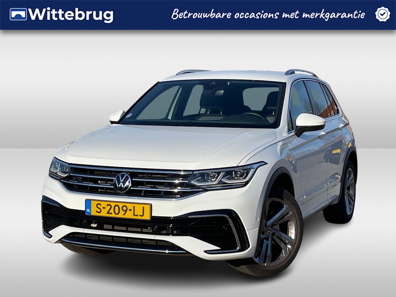 Volkswagen Tiguan - 1.4 TSI eHybrid 245PK DSG R-Line Business+ / Trekhaak / Matrix Led / 19'' LMV / VW - AutoWereld.nl