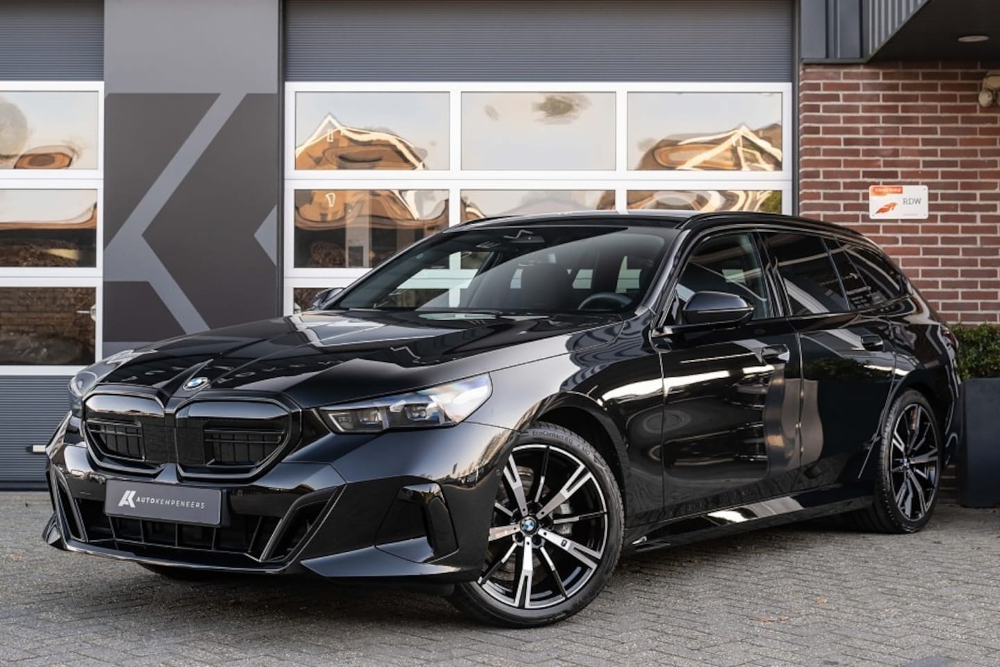 BMW 5-serie Touring - 520i M Sport | Panorama | Harman/Kardon | Camera | 20 Inch | Driving Ass. Plus | Trekhaak - AutoWereld.nl