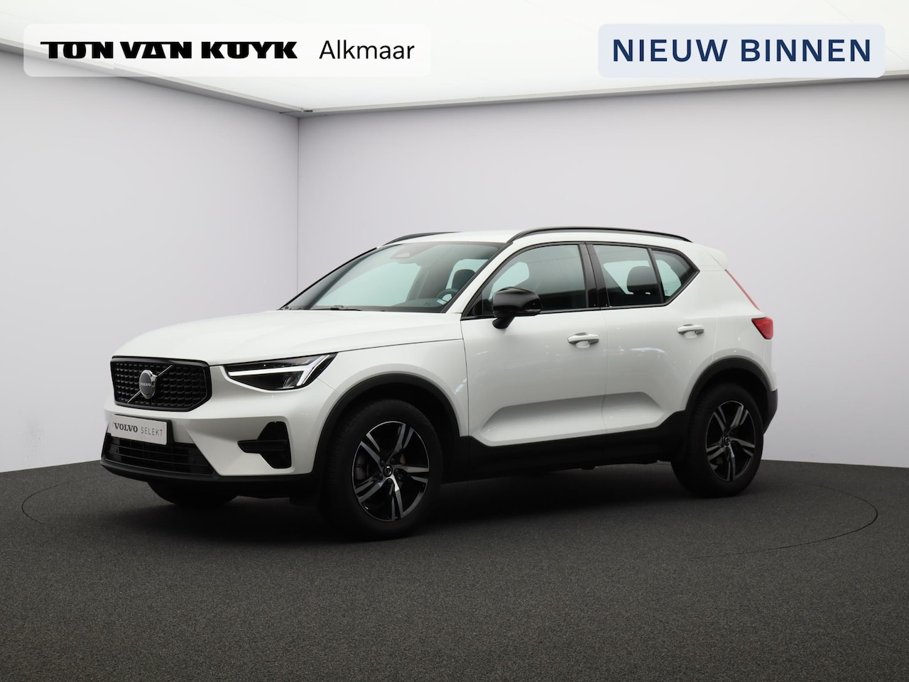 Volvo XC40 - 2.0 B4 Plus Dark / Trekhaak / Stoel+stuur+voorruitverwarming / Harman Kardon / Elektr. bed - AutoWereld.nl