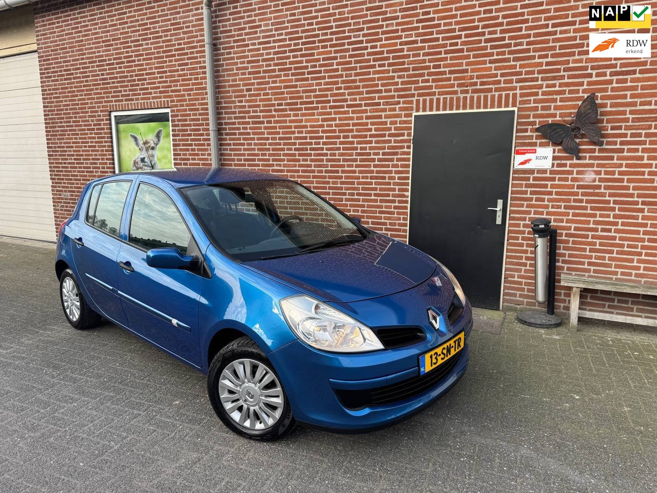 Renault Clio - 1.2-16V Authentique 5 Deurs NW staat UNIEK lage km stand - AutoWereld.nl