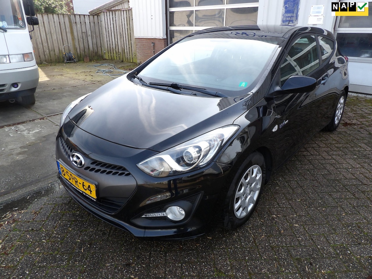 Hyundai i30 - 1.6 GDI i-Drive Cool airco navi geen riem maar ketting - AutoWereld.nl