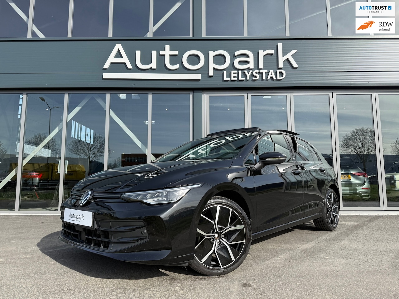 Volkswagen Golf - 1.5 eTSI Oranje Edition PANO - AutoWereld.nl