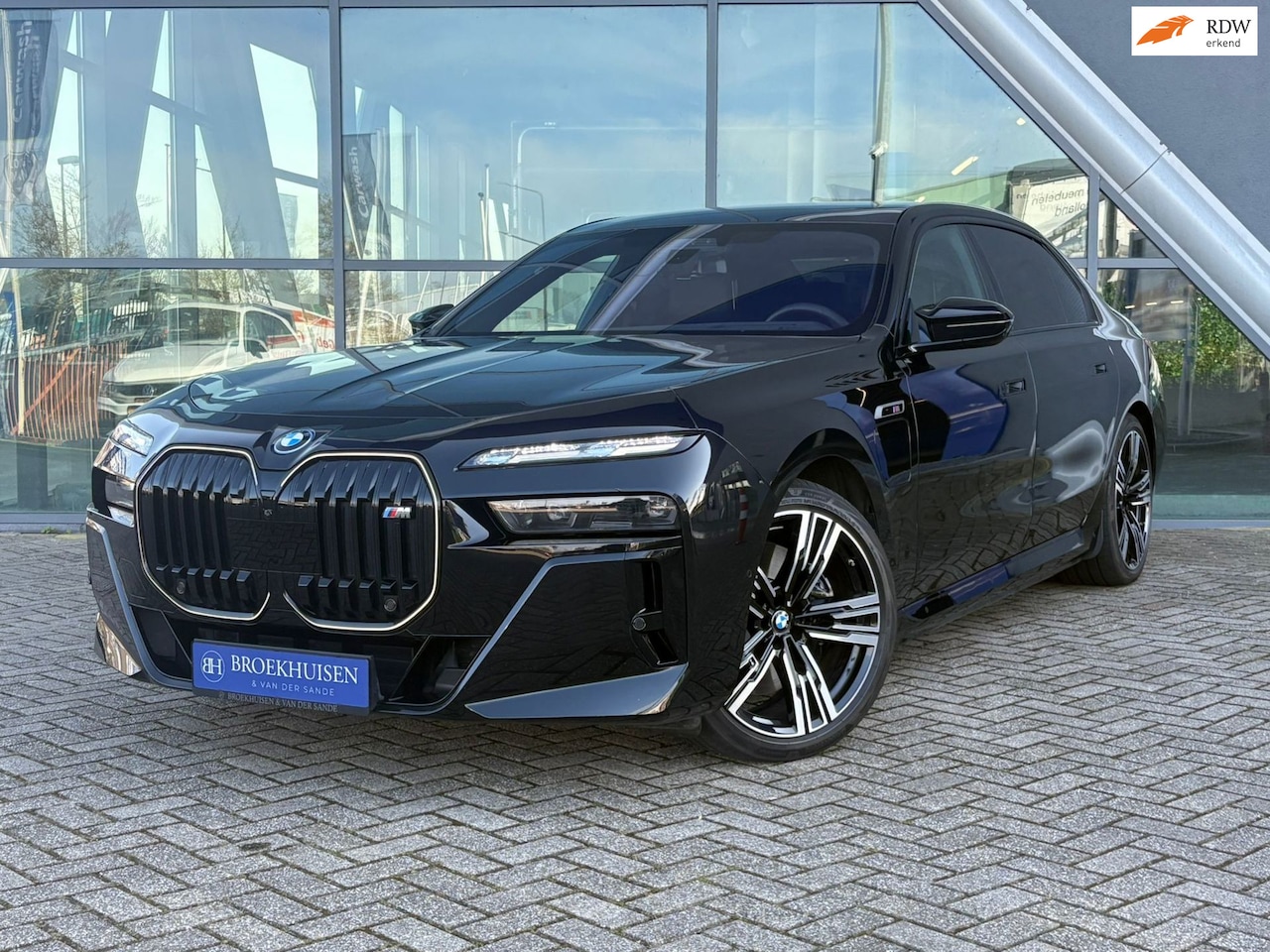 BMW 7-serie - M760e xDrive M-Sport Sky Lounge / Theater Screen / Bowers Wilkins / Stoelventilatie - AutoWereld.nl