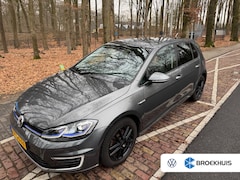 Volkswagen e-Golf - 136 pk | Achteruitrijcamera | Warmtepomp | Navigatie | Cruise control Adaptief | Digitaal