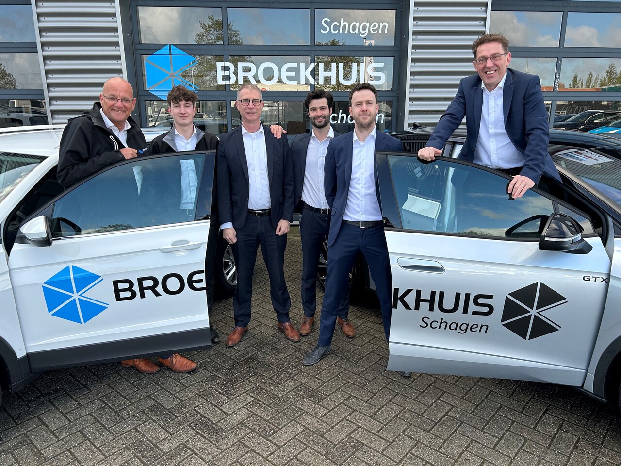 Volkswagen Tiguan - 1.5 TSI 150 pk ACT Highline Business R 7-DSG | Elektrisch Panoramadak | Achteruitrijcamera - AutoWereld.nl