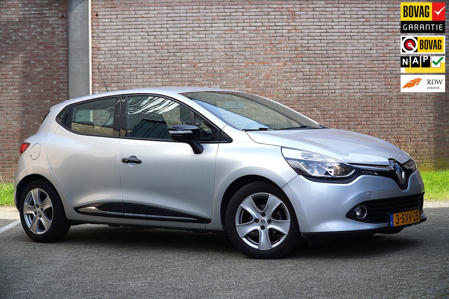 Renault Clio - 0.9 TCe Expression 0.9 TCe Expression, Airco, Navigatie, Trekhaak, Lichtmetalen velgen, Ned. Auto - AutoWereld.nl
