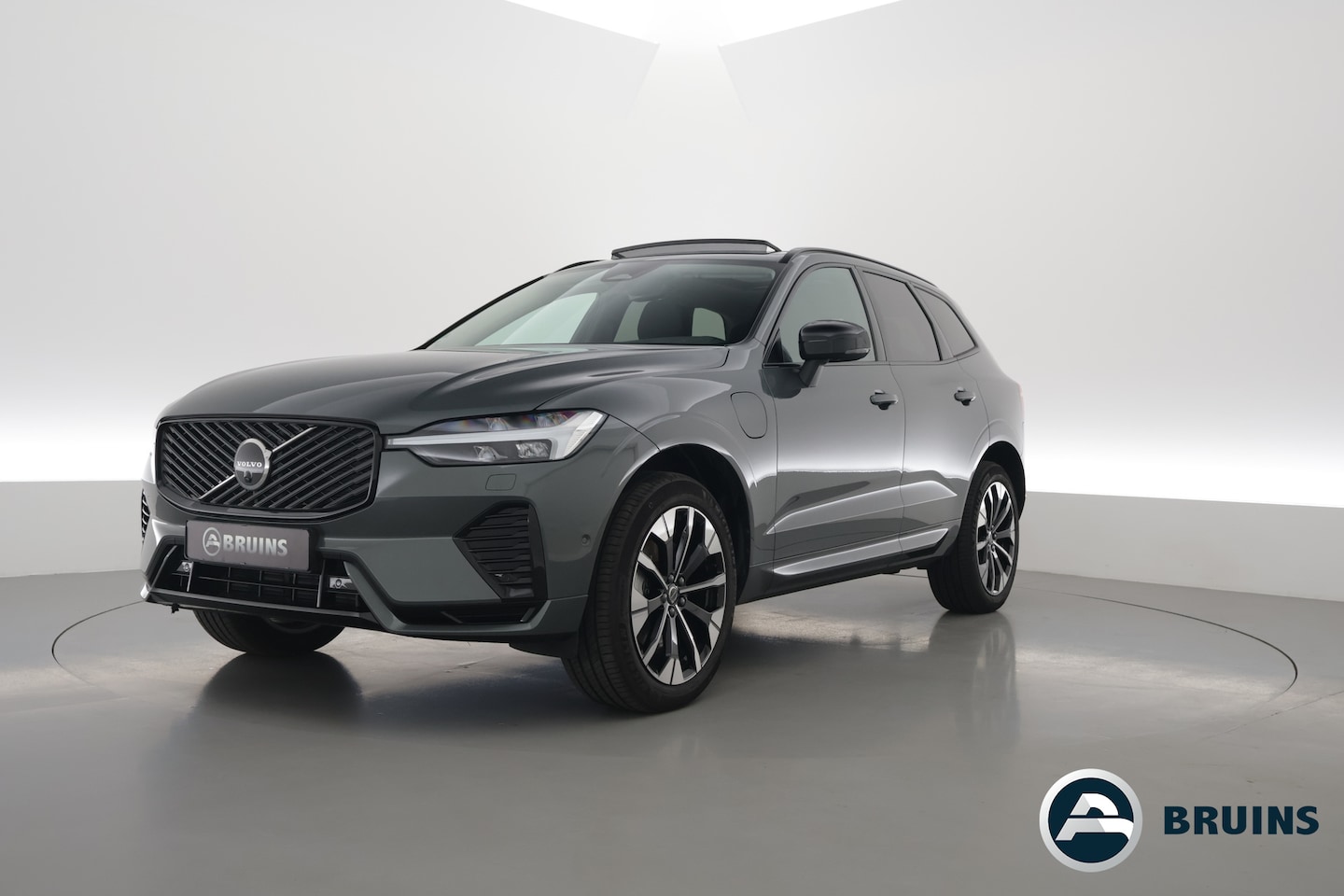 Volvo XC60 - 2.0 T6 Plug-in hybrid AWD Plus Dark | Facelift | Pano-dak | Trekhaak | 360 camera | Forest - AutoWereld.nl