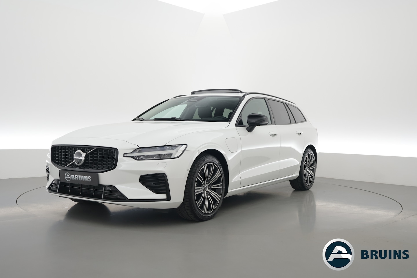 Volvo V60 - 2.0 T6 Plug-in hybrid AWD Plus Dark | Pano-dak | Head-up | 360 camera | Adap. Cruise | H&K - AutoWereld.nl