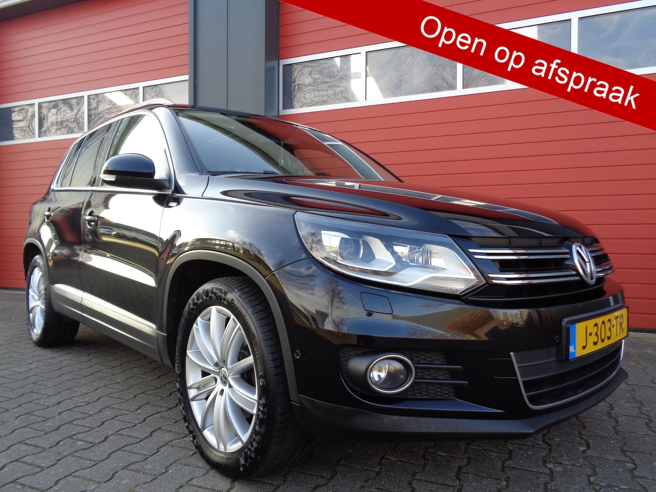 Volkswagen Tiguan - 1.4 TSI R-Line Edition 160PK Clima Cruise Navi Pano-Dak 6-BAK LMV - AutoWereld.nl