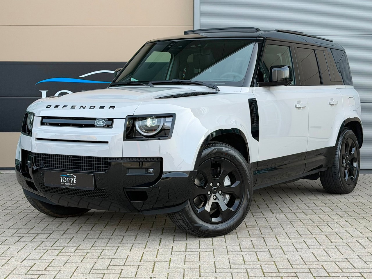 Land Rover Defender 110 - 2.0 P300e 110 X-Dynamic SE|FACELIFT|Borascogrey|Pano|Blackpack|Trekhaak|Clearsight - AutoWereld.nl