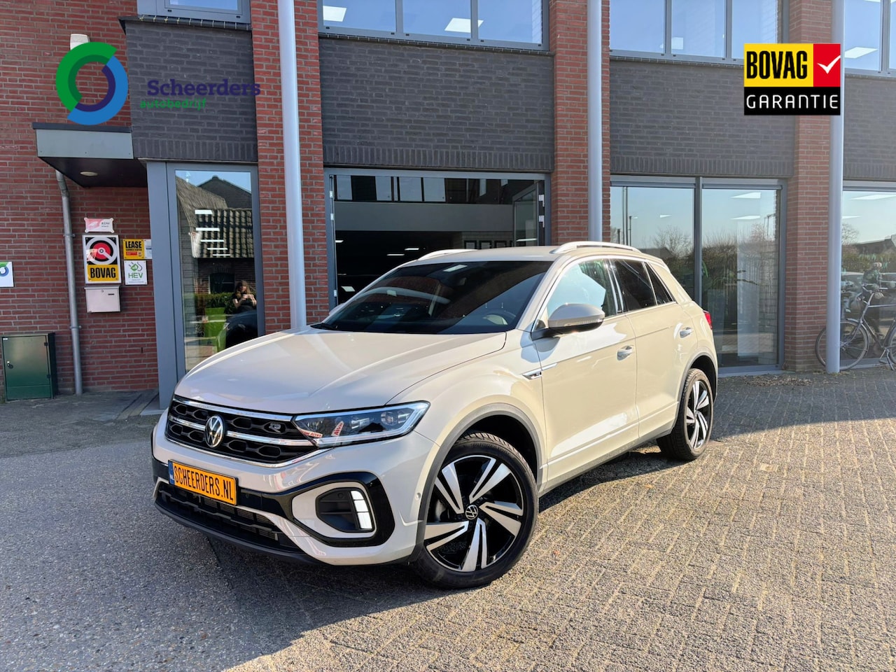 Volkswagen T-Roc - 1.5 TSI R-Line Business+ IQ LIGHT | CAMERA | BLIND SPOT | ACC | STOEL- EN STUURVERWARMING - AutoWereld.nl