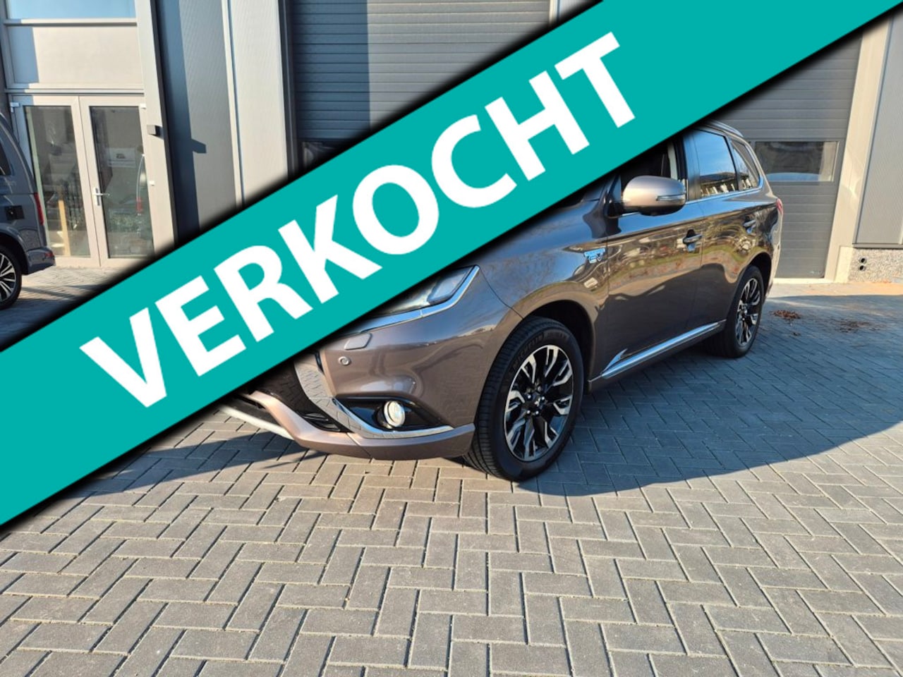 Mitsubishi Outlander - 2.0 PHEV Instyle Navi Trekhaak Camera - AutoWereld.nl