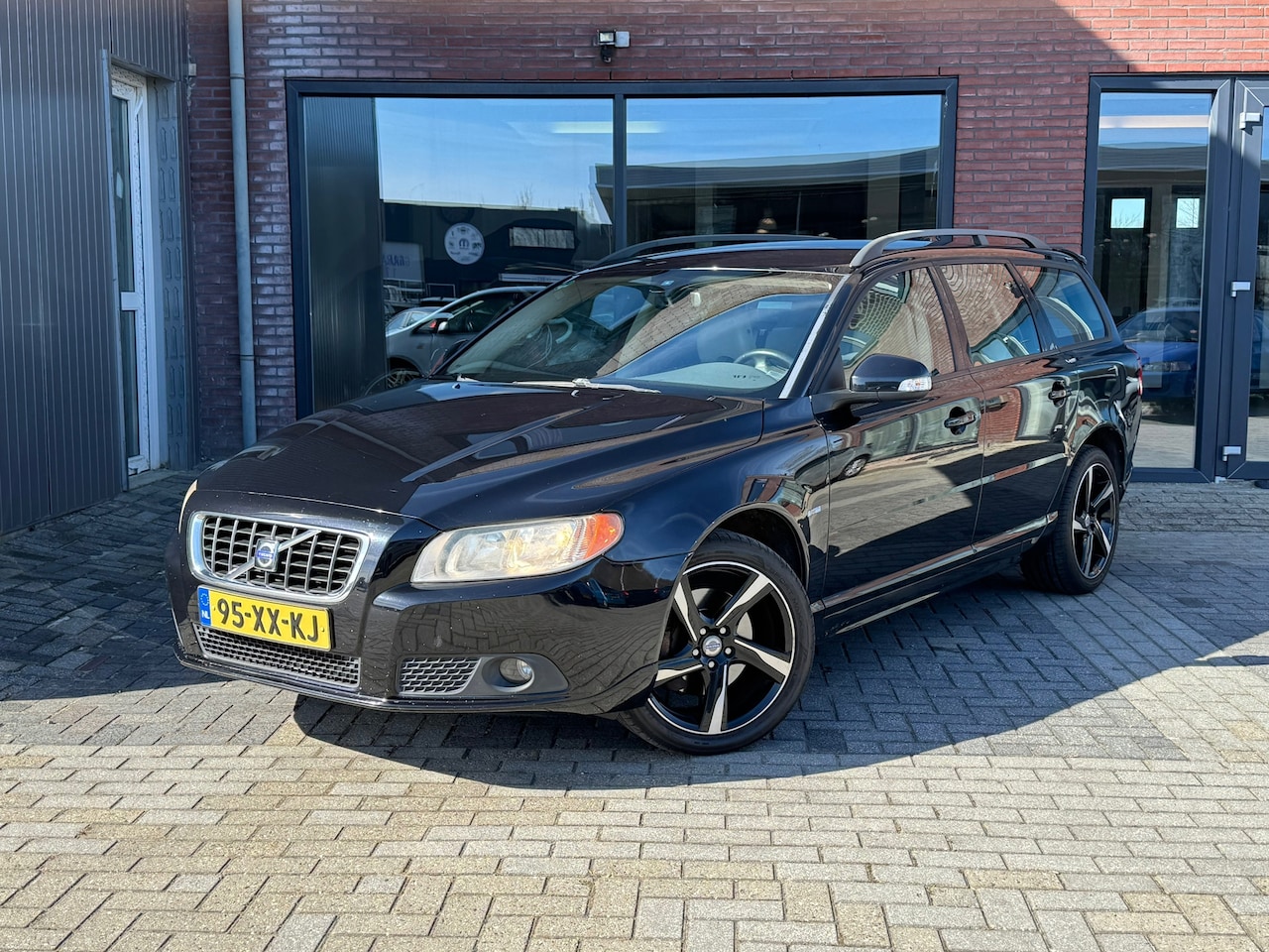 Volvo V70 - 2.4D Momentum | Autm |Leer | Cruise | Clima | DB V.V | - AutoWereld.nl