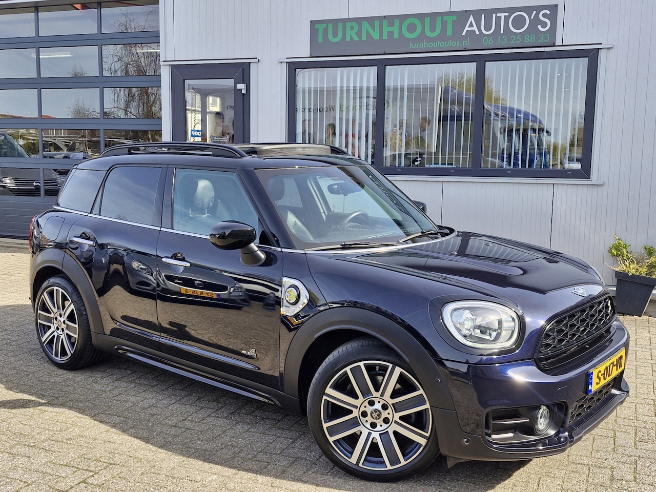 MINI Countryman - Mini Cooper S E ALL4 Chili | Elektrisch dak | Camera | Lederen sportinrter. | Keyless entr - AutoWereld.nl