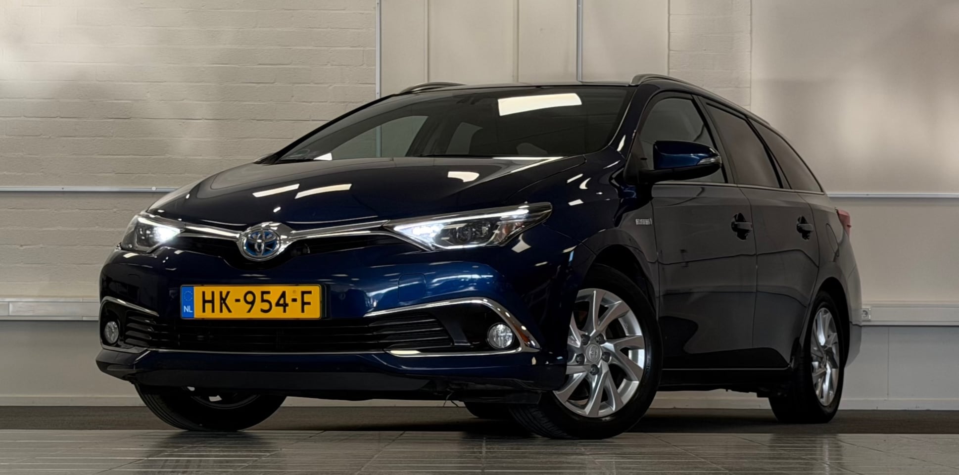 Toyota Auris Touring Sports - 1.8 Hybrid Lease pro 2e Eigenaar Trekhaak Garantie - AutoWereld.nl