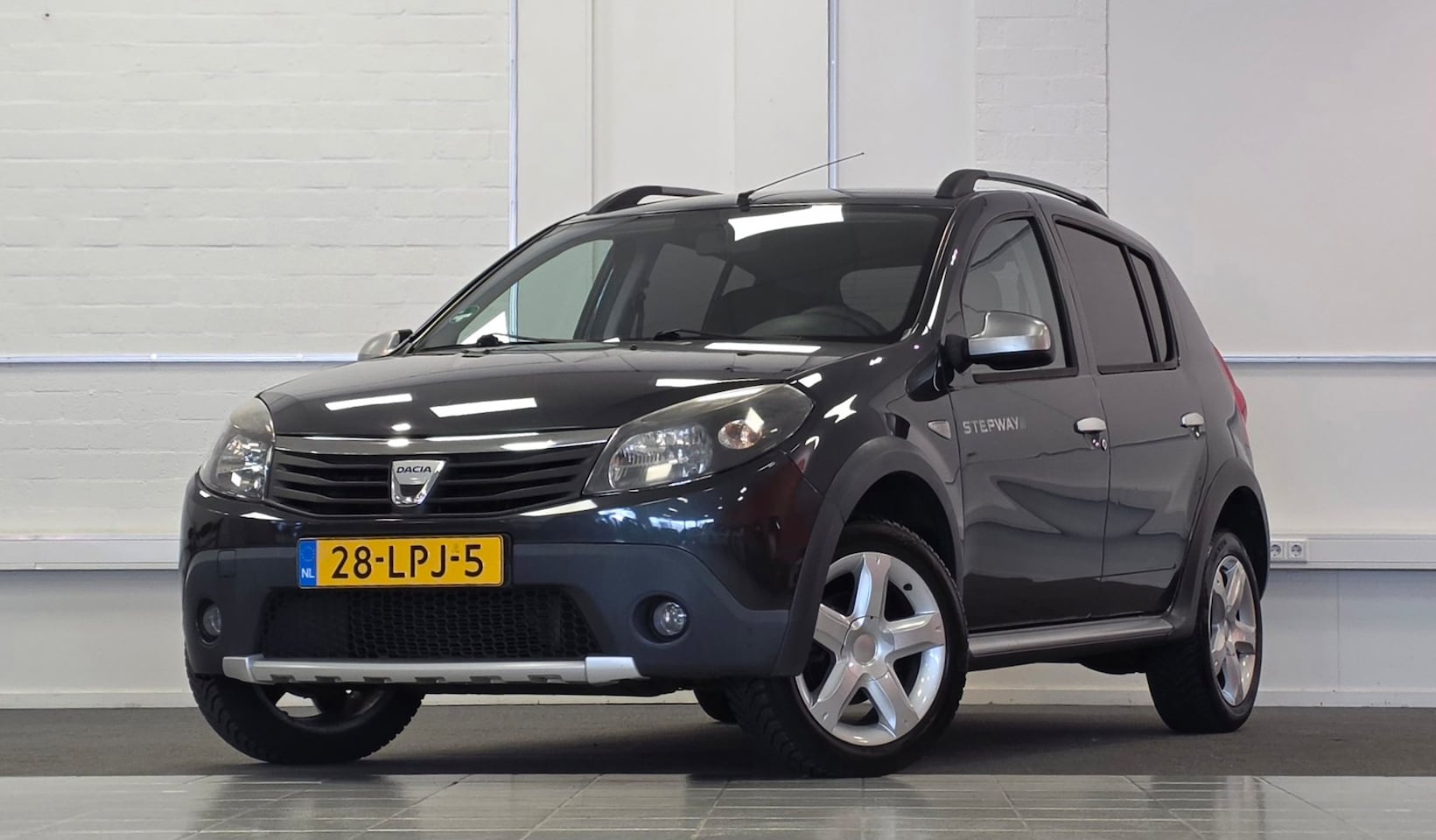 Dacia Sandero Stepway - 1.6i Exclusive Trekhaak Airco 3e Eigenaar Allseason banden - AutoWereld.nl
