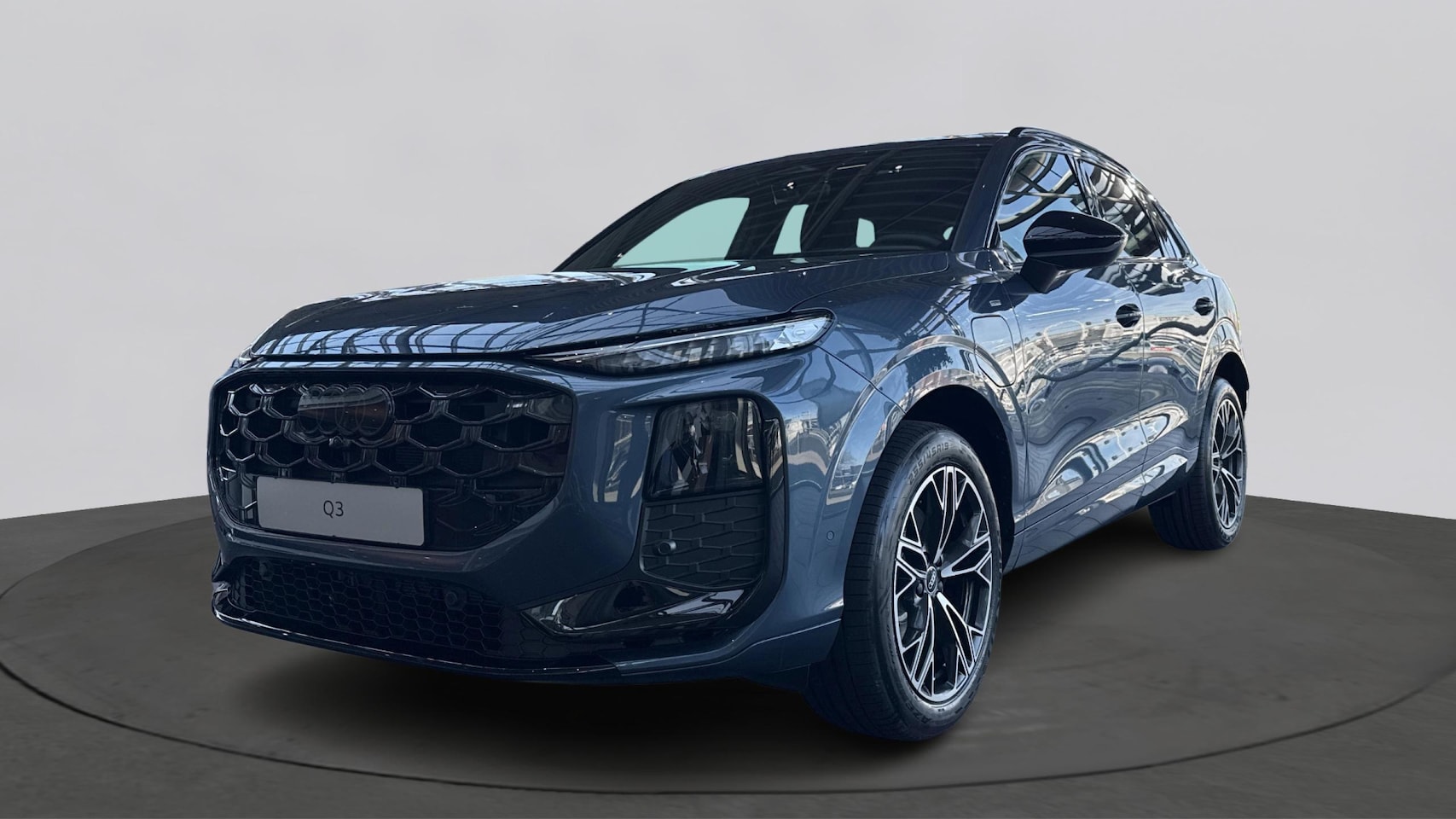 Audi Q3 - 1.5 200kW e-hybrid S edition Utopiablauw metallic - AutoWereld.nl