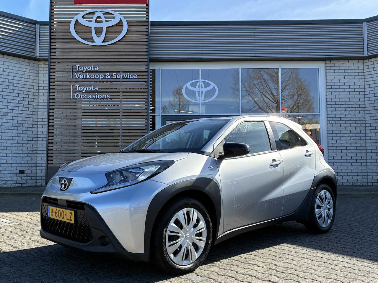 Toyota Aygo X - PLAY APPLE/ANDROID AIRCO AD-CRUISE CAMERA EL-RAMEN BLUETOOTH NL-AUTO - AutoWereld.nl