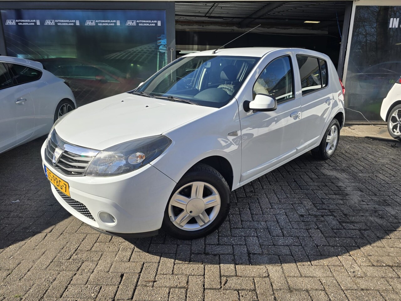 Dacia Sandero - 1.2 Blackline | 3E EIGENAAR | 12MND GARANTIE | AIRCO | ELEC RAMEN | LMV | NW APK | - AutoWereld.nl