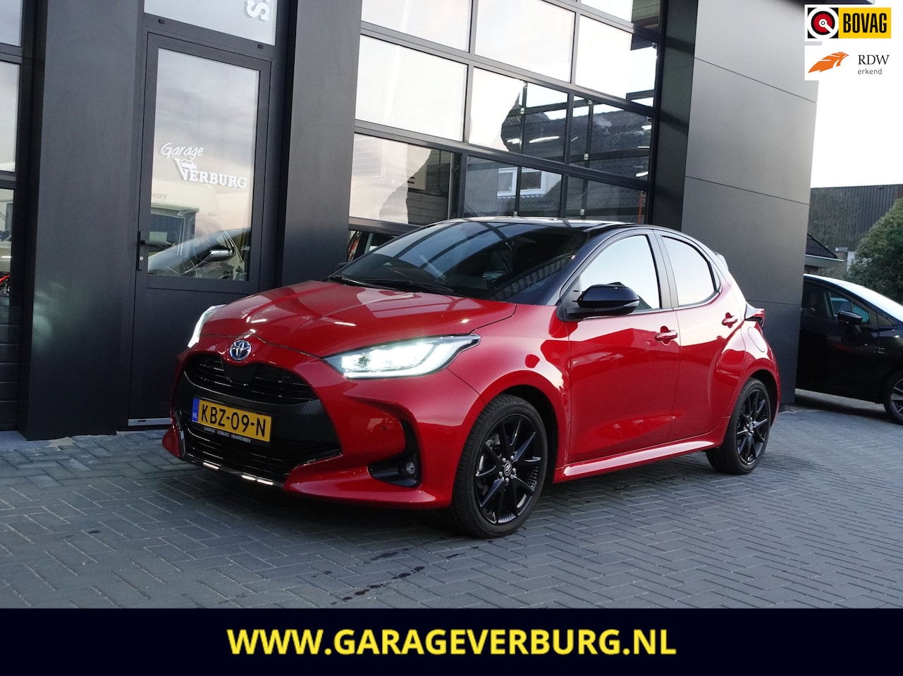 Toyota Yaris - 1.5 Hybrid Executive Bi-Tone (Navi,Camera,Leder,HUD,PDC,Stoelverwarming) - AutoWereld.nl
