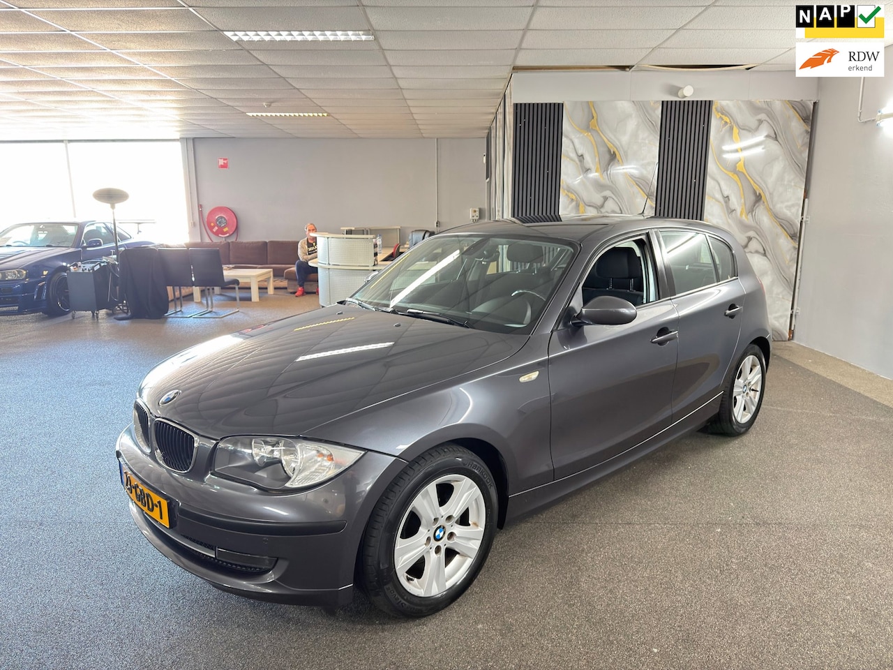 BMW 1-serie - 118i Business Line Apk Nieuw,1e Eigenaar,Cruise,Clima,Sportstoelen,Parksensor,N.A.P,Topsta - AutoWereld.nl